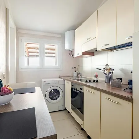 Modern House For Couples & Business דירה