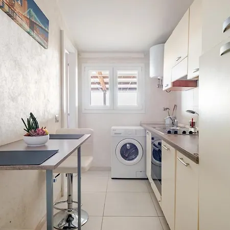 Modern House For Couples & Business דירה סאסואולו